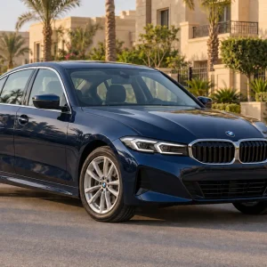 صورة توضيحية لسيارة BMW 318i كحلية في أجواء القاهرة الجديدة
