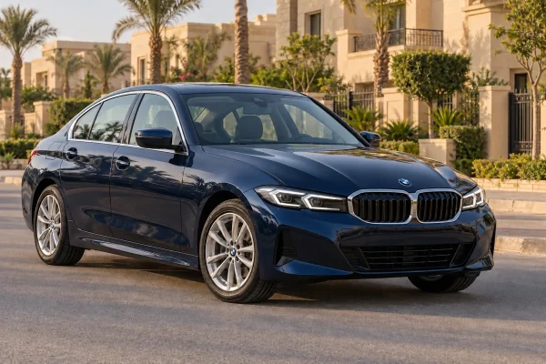 صورة توضيحية لسيارة BMW 318i كحلية في أجواء القاهرة الجديدة