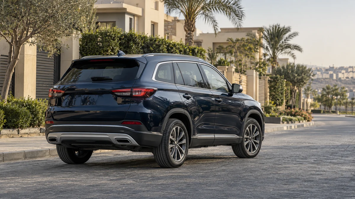 سيارة SUV زرقاء داكنة متوقفة في شارع سكني